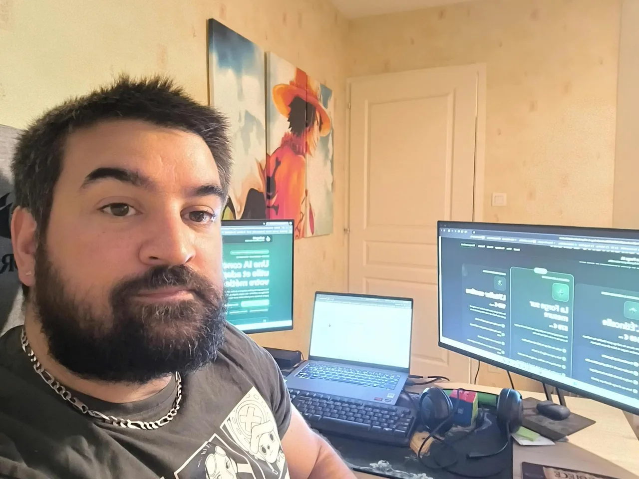 David Savarino dans son espace de travail, avec La Forge IA affichée sur ses écrans